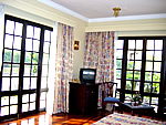 InternetHolidaysBiz Sri Lanka picture gallery Kandy hotel accommodation Mahaweli Reach river hotel suite deluxe rooms accommodation copyright image IHB 100418