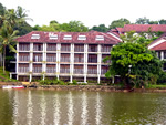 InternetHolidaysBiz Sri Lanka picture gallery Kandy hotel accommodation Mahaweli Reach river hotel copyright image IHB 100389